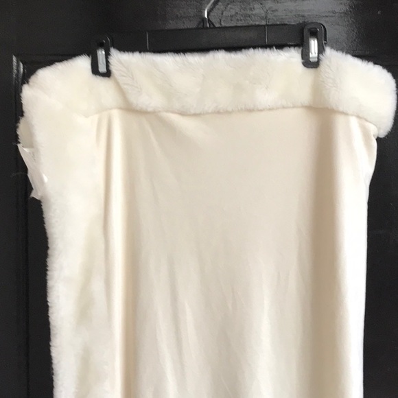 Pretty soft fur trimmed ivory throw.  Size 40x 38 - Picture 2 of 2